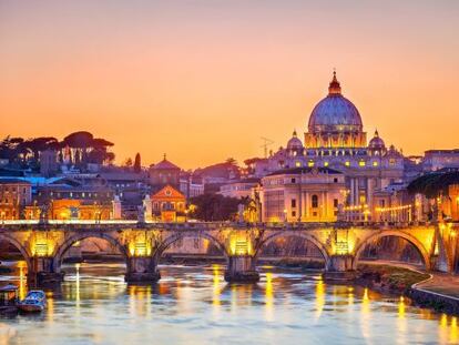 Vista del puente de Sant’Angelo, en Roma, con la basílica de San Pedro al fondo.