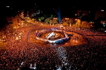 La madrileña plaza de Cibeles, repleta con aficionados que esperan la llegada de los jugadores blancos para celebrar el título de Copa del Rey