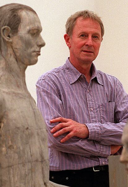 John Davies, junto a su escultura <i>War Memorial</i> (1974-1977).