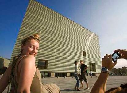 El Kursaal, auditorio y centro de congresos proyectado por Rafael Moneo e inaugurado en 1999, es la sede principal del festival de cine de San Sebastián, que celebra este año su 55 edición.