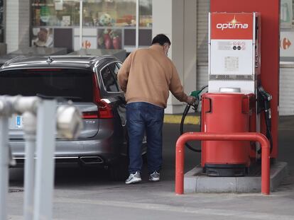 Un hombre reposta, la semana pasada, en una gasolinera de Cepsa en Madrid.