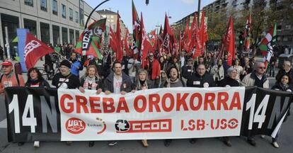 Cabecera de la manifestación de Vitoria en la jornada de huelga general.