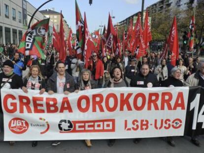 Cabecera de la manifestación de Vitoria en la jornada de huelga general.