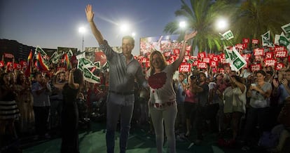 Pedro Sánchez, junto a la presidenta de la Junta de Andalucía, Susana Díaz, durante el mitin de cierre de campaña celebrado este viernes en Sevilla.