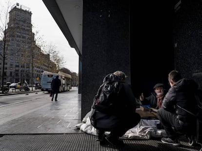 La Fundación Arrels hace seguimiento de las personas sin hogar en el centro de Barcelona.