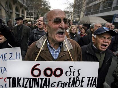 Un grupo de jubilados protesta en Atenas contra los recortes