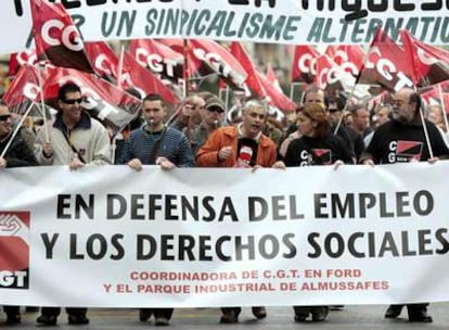 Representantes sindicales de CGT recorrieron ayer las principales calles de Valencia.
