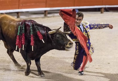 El diestro David Fandilla, El Fandi, da un pase con la muleta al primer toro de su lote, en la plaza de Palma, el pasado 27 de julio.