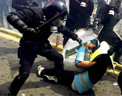 Varios policías antidisturbios italianos golpean a un manifestante en Génova, durante la reunión del G-8.