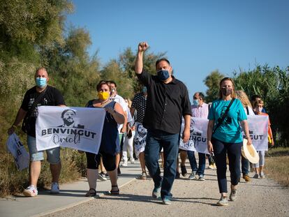 El líder de ERC, Oriol Junqueras, con simpatizantes y vecinos el 17 de junio de 2020 en Sant Vicenç dels Horts, Barcelona.