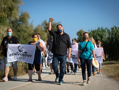 Oriol Junqueras, con simpatizantas, en junio de 2020 tras una de sus salidas de prisión.