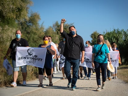 El líder de ERC, Oriol Junqueras, con simpatizantes y vecinos el 17 de junio de 2020 en Sant Vicenç dels Horts, Barcelona.