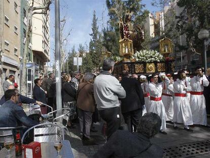 Un momento de la <i>procesión de la borriquita,</i> ayer en L'Hospitalet.