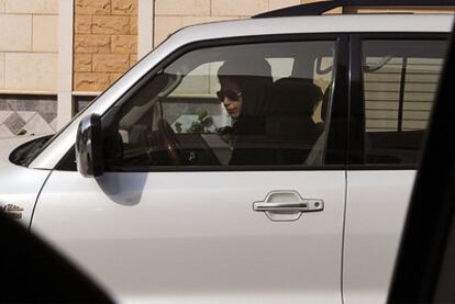 Una mujer saudí, el pasado 22 de junio en Riad, desafía la prohibición de conducir.