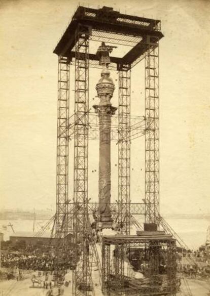 La bastida construïda per poder aixecar les peces del monument.