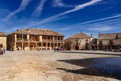 A unos 40 kilómetros al norte de Segovia, Pedraza es una villa medieval amurallada que atrae a miles de turistas todos los años gracias a su cuidada y preservada arquitectura. El castillo y la cárcel, en la Puerta de la Villa, son dos de sus visitas obligadas. Más información: <a href="http://pedraza.info/"_blank">pedraza.info</a>