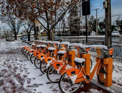 Numerosas bicicletas cubiertas de nieve en Santiago de Chile, el 15 de julio de 2017.