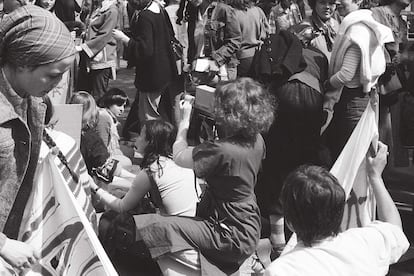 Seyrig, cámara en mano, en el rodaje en 1976 de ‘¿Cuál es nuestro sitio el Primero de Mayo?’.