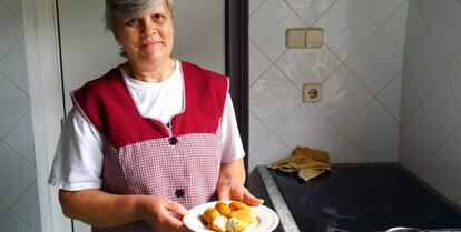 Paula, con sus buñuelos de bacalao.