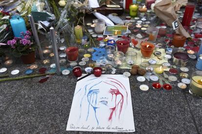 "París está de luto, llora a las víctimas", un mensaje que acompaña a velas y flores.