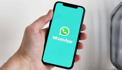 Smartphone con WhatsApp