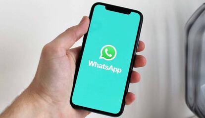 Smartphone con WhatsApp