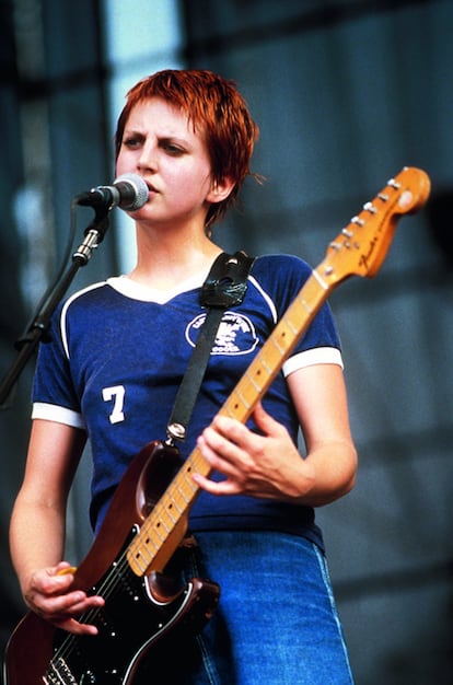 Donna Matthews (de la banda Elastica) fue tan célebre por sus acordes como por sus camisetas sacadas de Kids.