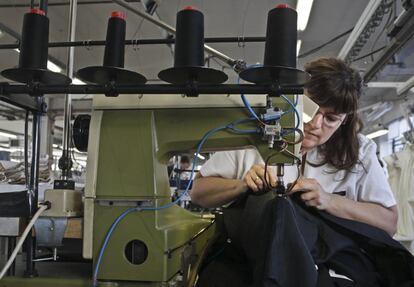 Una empleada de Mirto cose una pieza en su fábrica de Madrid.