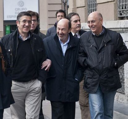 El candidato a secretario general del PSOE, Alfredo P&eacute;rez Rubalcaba junto al secretario general de los socialistas vascos y lehendakari, Patxi L&oacute;pez y al consejero vasco de Interior, Rodolfo Ares.