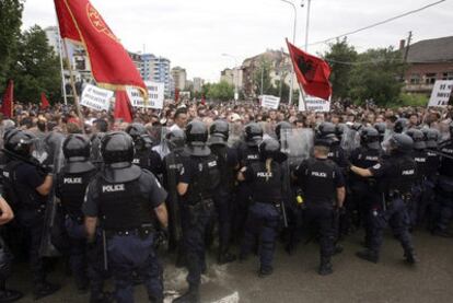 Policías locales intentan contener a manifestantes albanokosovares durante la protesta en Mitrovica.