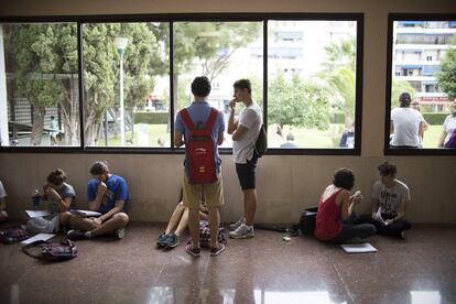 Los alumnos repasan en los pasillos los temarios antes del comienzo de las pruebas.