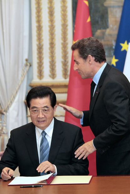 El presidente chino, Hu Jintao, y el presidente francés, Nicolas Sarkozy, ayer en el palacio del Elíseo.