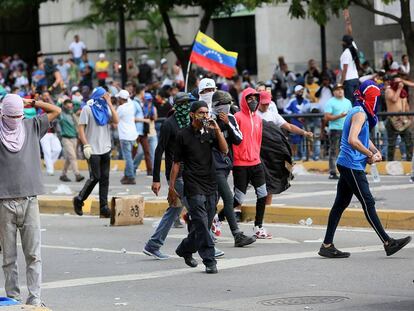 Manifestantes em Caracas nesta quarta-feira, 23 de janeiro, pedem a renúncia de Nicolás Maduro. 