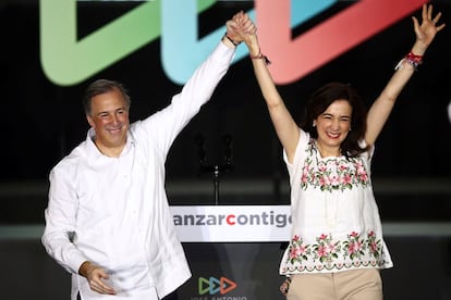 El candidato del Partido Revolucionario Institucional (PRI) José Antonio Meade celebra con su esposa Juana Cuevas al término del evento donde arrancó su campaña por la presidencia en la ciudad de Mérida, Yucatán.