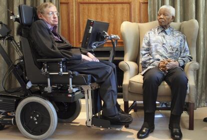Nelson Mandela i Stephen Hawking, durant una reunió a Johannesburg (Sud-àfrica), el 15 de maig del 2008.