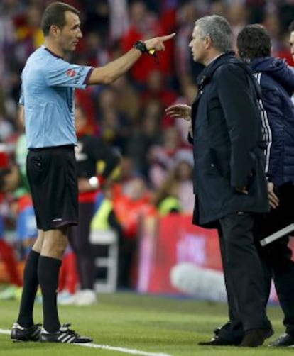 Mourinho, expulsado por Clos Gómez.
