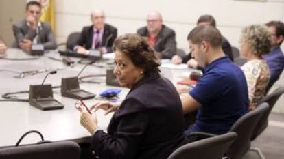 La senadora Rita Barbera en la reunión del Grupo Mixto.