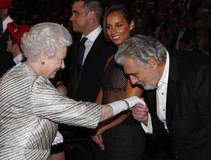 La reina Isabel es saludada por Pl&aacute;cido Domingo en el Royal Albert Hall de Londres, donde la noche del lunes asisti&oacute; al cent&eacute;simo aniversario del Royal Variety Performance y comparti&oacute; con artistas como Kylie Minogue, Andrea Bocelli y Robbie Williams.