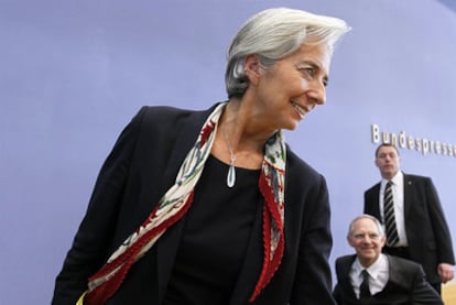 Christine Lagarde y Wolfgang Schaeuble (sentado), tras la rueda de prensa en Berlín.