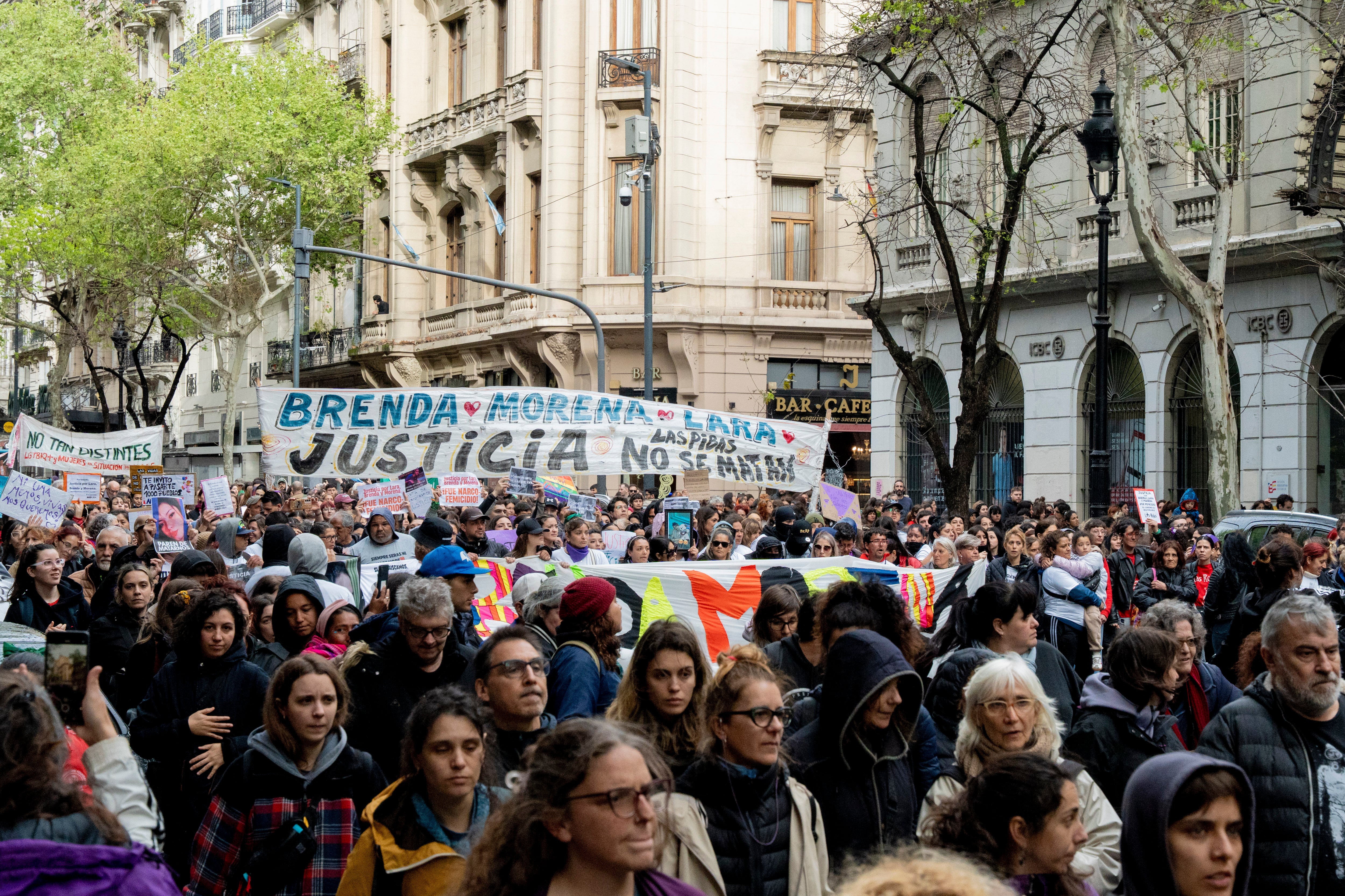 Marcha de repudio del triple feminicidio perpetrado hace diez días en Argentina. 