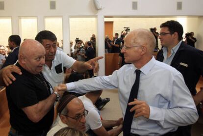 Noam Shalit, a la derecha, padre del soldado Shalit, con el padre de una víctima de terrorismo, ayer en el Supremo, en Jerusalén.