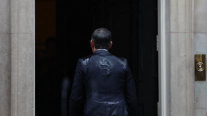 El primer ministro del Reino Unido, Rishi Sunak, tras el anuncio del adelanto electoral, este miércoles en Downing Street, Londres.