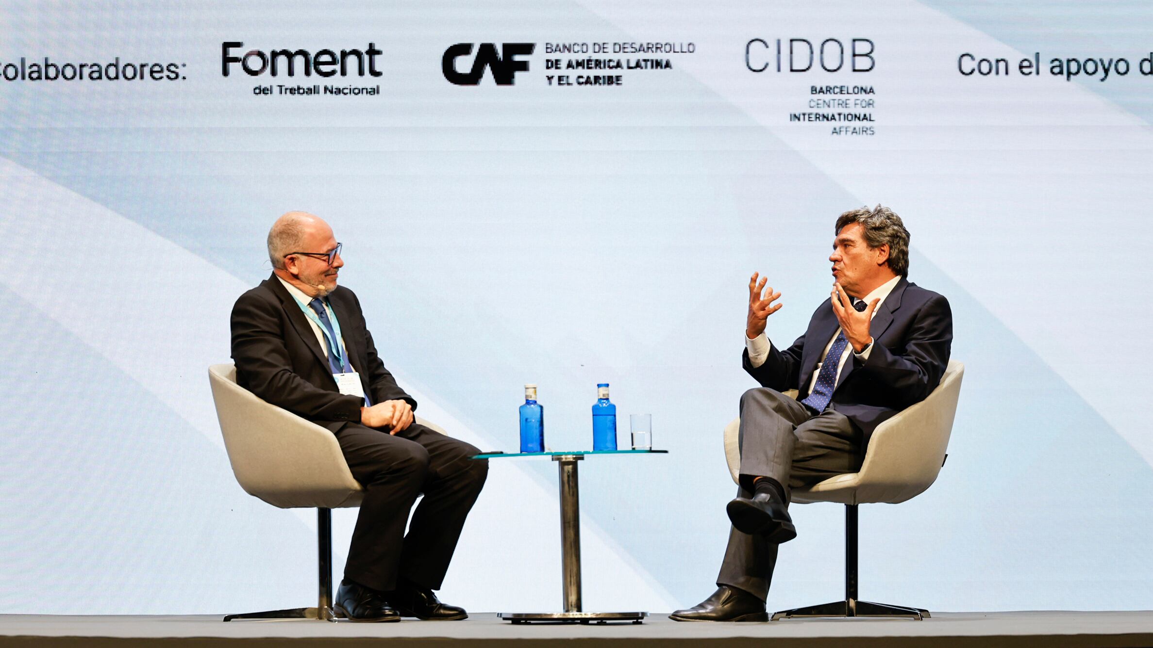 El gobernador del Banco de España, José Luis Escrivá, y el director adjunto de EL PAÍS, Miguel Jiménez, este martes en Barcelona.

