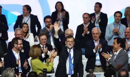 El líder del PP y presidente del Gobierno, Mariano Rajoy, es aplaudido por sus compañeros en la tercera jornada del congreso.
