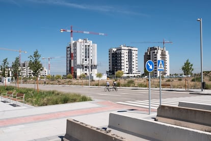 Edificios en construcción en el barrio de El Cañaveral, Madrid, a principios de verano.