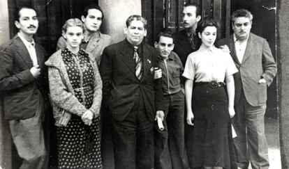 De izquierda a derecha, José Chávez Morado, Elena Garro, Octavio Paz, José Mancisidor, Pla Beltrán, Fernando y Susana Gamboa, y Silvestre Revueltas. España, 1937.