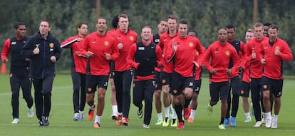 Los jugadores del United durante el entrenamiento en Ucrania.