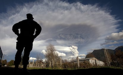 Un militar observa la erupción del complejo volcánico Puyehue - Cordón Caulle (imagen tomada el domingo 5 de junio).