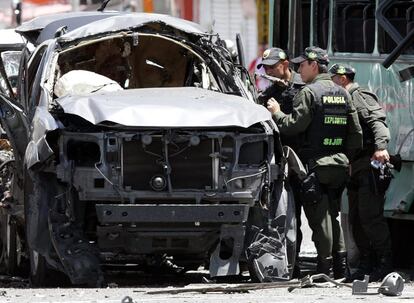 Policías inspeccionan uno de los vehículos afectados.