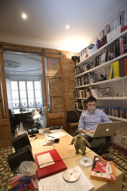 Juan Antonio Bayona, fotografiado en su estudio de Barcelona en 2010.